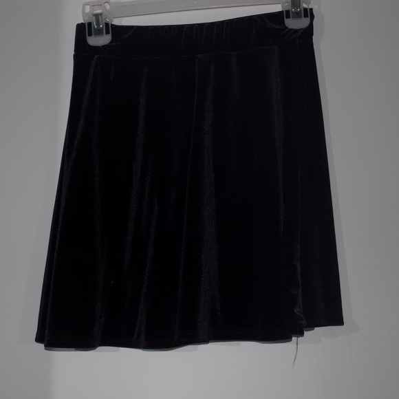 Black velvet skater skirt - Picture 1 of 1